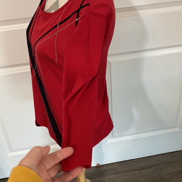 Karen Scott PM Red Holiday Top - Picture 3 of 9